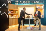 Duta Besar Australia untuk Indonesia Rod Brazier (kiri) bersama Wakil Rektor Bidang Komunikasi, Kemitraan, Kealumnian, dan Administrasi Institut Teknologi Bandung Andryanto Rikrik Kusmara (kanan) berbincang dan melihat buku saat peresmian Sudut Baca AussieBanget di Perpustakaan Institut Teknologi Bandung (ITB), Bandung, Jawa Barat, Selasa (24/6/2025). Kedutaan Besar Australia di Indonesia bekerja sama dengan ITB membuka AussieBanget Corner sebagai sudut baca bagi mahasiswa untuk dapat mengeksplorasi buku-buku/ sumber daya tentang Australia sekaligus menyediakan informasi mengenai studi hingga program beasiswa di Australia. ANTARA FOTO/Novrian Arbi/agr
