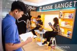 Mahasiswa dan mahasiswi membaca buku seusai peresmian Sudut Baca AussieBanget di Perpustakaan Institut Teknologi Bandung (ITB), Bandung, Jawa Barat, Selasa (24/6/2025). Kedutaan Besar Australia di Indonesia bekerja sama dengan ITB membuka AussieBanget Corner sebagai sudut baca bagi mahasiswa untuk dapat mengeksplorasi buku-buku/ sumber daya tentang Australia sekaligus menyediakan informasi mengenai studi hingga program beasiswa di Australia. ANTARA FOTO/Novrian Arbi/agr
