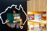 Mahasiswi membaca buku seusai peresmian Sudut Baca AussieBanget di Perpustakaan Institut Teknologi Bandung (ITB), Bandung, Jawa Barat, Selasa (24/6/2025). Kedutaan Besar Australia di Indonesia bekerja sama dengan ITB membuka AussieBanget Corner sebagai sudut baca bagi mahasiswa untuk dapat mengeksplorasi buku-buku/ sumber daya tentang Australia sekaligus menyediakan informasi mengenai studi hingga program beasiswa di Australia. ANTARA FOTO/Novrian Arbi/agr

