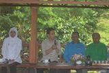 Wakil Presiden Gibran Rakabuming Raka (kedua kiri) didampingi Gubernur Jawa Timur Khofifah Indar ParawansaÂ (kiri) berdialog bersama petani kopi di Kebun Kopi Kalisat Jampit, Kecamatan Ijen, Bondowoso, Jawa Timur, Selasa (24/6/2025). Dalam kesempatan itu, petani kopi mengeluhkan mahalnya harga pupuk kopi non subsidi yang mencapai Rp500 ribu per kuintal, sehingga meminta kebijakan penurunan harga. ANTARA Jatim/Seno/mas.