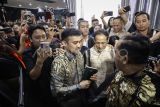 Mantan Menteri Pendidikan, Kebudayaan, Riset, dan Teknologi (Mendikbudristek) Nadiem Makarim (kedua kanan) usai menjalani pemeriksaan di Gedung Jampidsus Kejaksaan Agung, Jakarta, Senin (23/6/2025). Nadiem Makarim diperiksa sebagai saksi terkait kasus dugaan korupsi dalam pengadaan laptop Chromebook di Kemendikbudristek pada tahun 2019-2022. ANTARA FOTO/Dhemas Reviyanto/tom. 