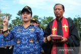 Sejumlah Pegawai Pemerintah dengan Perjanjian Kerja (PPPK) mengucapkan sumpah jabatan pada upacara penyerahan surat keputusan pengangkatan di Kantor Bupati Kubu Raya, Kalimantan Barat, Senin (23/6/2025). Sebanyak 621 PPPK hasil seleksi tahun 2024 menerima surat keputusan pengangkatan untuk bertugas secara responsif dan profesional di lingkungan Pemerintah Kabupaten Kubu Raya mulai 1 Juli 2025. ANTARA FOTO/Jessica Wuysang