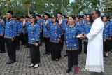 Sejumlah Pegawai Pemerintah dengan Perjanjian Kerja (PPPK) mengucapkan sumpah jabatan pada upacara penyerahan surat keputusan pengangkatan di Kantor Bupati Kubu Raya, Kalimantan Barat, Senin (23/6/2025). Sebanyak 621 PPPK hasil seleksi tahun 2024 menerima surat keputusan pengangkatan untuk bertugas secara responsif dan profesional di lingkungan Pemerintah Kabupaten Kubu Raya mulai 1 Juli 2025. ANTARA FOTO/Jessica Wuysang