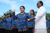 Sejumlah Pegawai Pemerintah dengan Perjanjian Kerja (PPPK) mengucapkan sumpah jabatan pada upacara penyerahan surat keputusan pengangkatan di Kantor Bupati Kubu Raya, Kalimantan Barat, Senin (23/6/2025). Sebanyak 621 PPPK hasil seleksi tahun 2024 menerima surat keputusan pengangkatan untuk bertugas secara responsif dan profesional di lingkungan Pemerintah Kabupaten Kubu Raya mulai 1 Juli 2025. ANTARA FOTO/Jessica Wuysang