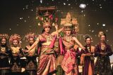 Peserta perwakilan kabupaten/kota melakukan parade pada malam pembukaan Temu Karya 2025 di Taman Budaya Jambi, Jambi, Senin (23/6/2026). Kegiatan yang menampilkan 14 karya seni pertunjukan dari perwakilan kabupaten/kota se-Provinsi Jambi dengan tema Kita Dulu, Kini dan Nanti tersebut digelar mulai 23-29 Juni. ANTARA FOTO/Wahdi Septiawan/nz.