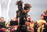 Peserta perwakilan kabupaten/kota melakukan parade pada malam pembukaan Temu Karya 2025 di Taman Budaya Jambi, Jambi, Senin (23/6/2026). Kegiatan yang menampilkan 14 karya seni pertunjukan dari perwakilan kabupaten/kota se-Provinsi Jambi dengan tema Kita Dulu, Kini dan Nanti tersebut digelar mulai 23-29 Juni. ANTARA FOTO/Wahdi Septiawan/nz.