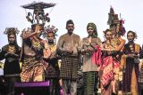 Peserta perwakilan kabupaten/kota melakukan parade pada malam pembukaan Temu Karya 2025 di Taman Budaya Jambi, Jambi, Senin (23/6/2026). Kegiatan yang menampilkan 14 karya seni pertunjukan dari perwakilan kabupaten/kota se-Provinsi Jambi dengan tema Kita Dulu, Kini dan Nanti tersebut digelar mulai 23-29 Juni. ANTARA FOTO/Wahdi Septiawan/nz.
