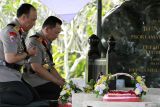 Kapolri Jenderal Pol Listyo Sigit Prabowo (kanan) didampingi Itwasum Polri Komjen Pol Dedi Prasetyo (kiri) memanjatkan doa di pusara makam saat melakukan ziarah di makam Presiden Sukarno di Blitar, Jawa Timur, Rabu (25/6/2025). Kapolri bersama sejumlah pejabat utama polri melakukan ziarah ke makam presiden terdahulu dalam rangka jelang peringatan HUT Bhayangkara ke-79. Antara Jatim/Fajar Rahmad/Ia