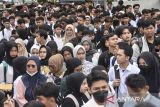 Ribuan calon pelamar kerja antre saat menghadiri Ciamis Job Fair 2025 di kantor Kecamatan Cijeungjing, Kabupaten Ciamis, Jawa Barat, Rabu (25/6/2025). Dinas Tenaga Kerja Ciamis bekerja sama dengan 14 perusahaan swasta membuka kuota lowongan pekerjaan untuk 1.150 orang dengan jumlah pendaftar melalui daring 2.600 pelamar. ANTARA FOTO/Adeng Bustomi/agr