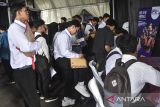 Calon pelamar kerja melengkapi persyaratan lamaran kerja saat Ciamis Job Fair 2025 di kantor Kecamatan Cijeungjing, Kabupaten Ciamis, Jawa Barat, Rabu (25/6/2025). Dinas Tenaga Kerja Ciamis bekerja sama dengan 14 perusahaan swasta membuka kuota lowongan pekerjaan untuk 1.150 orang dengan jumlah pendaftar melalui daring 2.600 pelamar. ANTARA FOTO/Adeng Bustomi/agr
