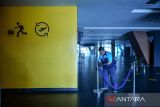 Petugas melakukan perawatan di pintu keberangkatan Bandara Husein Sastranegara, Bandung, Jawa Barat, Rabu (25/6/2025). Wali Kota Bandung Muhammad Farhan berkoordinasi dengan pemerintah pusat melalui Kementerian Perhubungan agar membuka kembali Bandara Husein Sastranegara karena dinilai keberadaan bandara tersebut sangat vital bagi pemulihan ekonomi dan pariwisata Kota Bandung. ANTARA FOTO/Raisan Al Farisi/agr