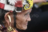 Tetua Adat Suku Dayak Kenyah Simson Imang menyaksikan tarian saat berlangsungnya Festival Adat Budaya Dayak Kenyah 2025 di Lamin Adat Pemung Tawai di Desa Budaya Pampang, Tanah Merah, Samarinda, Kalimantan Timur, Sabtu (21/6/2025). Pada Desa Budaya Pampang itu dihuni oleh 50 persen Dayak Kenyah Lepoq Bakung sisanya beragam Suku Dayak Kenyah antara lain Kenyah Lepoq Kulit, Dayak Kenyah Lepoq Tukung, Dayak Bem, hingga Dayak Kenyah Lepoq Jalan yang memiliki mata pencaharian sebagai petani, berkebun hingga seniman dalam melestarikan budaya adat Dayak Kenyah. Antara Kaltim/M Risyal Hidayat