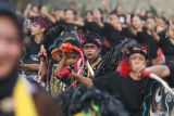 Sejumlah pelajar menampilkan tari Beksan Jaranan di lapangan Ngronggo, Kota Kediri, Jawa Timur, Rabu (25/6/2025). Tari Beksan Jaranan yang diselenggarakan Badan Narkotika Nasional tersebut diikuti oleh sedikitnya seribu pelajar guna memperingati Hari Anti Narkotika Internasional sekaligus sebagai upaya sosialisasi bahaya penyalahgunaan narkoba. Antara Jatim/Prasetia Fauzani/um