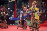 Seniman menampilkan drama kolosal saat Kirab Budaya Mojo bangkit di jalan kawasan Kota Mojokerto, Jawa Timur, Kamis (26/6/2025). Kirab yang menampilkan Berbagai seni budaya dan sejarah dalam bentuk parade tersebut dalam rangka memperingati Hari Jadi ke 107 Kota Mojokerto dan refleksi peneguhan komitmen seluruh elemen kota untuk melangkah lebih maju dengan semangat Majapahit. Antara Jatim/Umarul Faruq