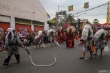 Seniman kuda lumping dan barongan melintas saat Kirab Budaya Mojo bangkit di jalan kawasan Kota Mojokerto, Jawa Timur, Kamis (26/6/2025). Kirab yang menampilkan Berbagai seni budaya dan sejarah dalam bentuk parade tersebut dalam rangka memperingati Hari Jadi ke 107 Kota Mojokerto dan refleksi peneguhan komitmen seluruh elemen kota untuk melangkah lebih maju dengan semangat Majapahit. Antara Jatim/Umarul Faruq