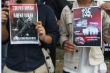 Mahasiswa membawa poster saat mengikuti aksi Kamisan menjelang peringatan seribu hari Tragedi Kanjuruhan di depan Balai Kota Malang, Jawa Timur, Kamis (26/6/2025). Dalam pernyataan sikapnya mereka  menyerukan keadilan hukum bagi korban yang hingga kini belum terselesaikan sekaligus mendesak pemerintah menuntaskan kasus-kasus pelanggaran Hak Asasi Manusia (HAM). Antara Jatim/Ari Bowo Sucipto/um