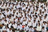 Umat Islam mengikuti istighotsah dan doa bersama awal tahun 1447 Hijriah di Kota Kediri, Jawa Timur, Kamis (26/6/2025). Istighotsah dan doa bersama yang diselenggarakan pemerintah daerah setempat tersebut dihadiri ribuan umat Islam dari masyarakat umum dan santri sejumlah pondok pesantren sebagai wujut rasa syukur sekaligus pengharapan kehidupan yang lebih baik seiring pergantian tahun. Antara Jatim/Prasetia Fauzani/um