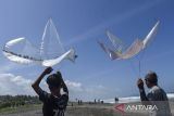 Peserta bersiap menerbangkan layang-layang saat Festival Sasawangan di Pantai Batu Hiu, Kabupaten Pangandaran, Jawa Barat, Kamis (26/6/2025). Festival Sasawang merupakan ajang permainan layang-layang tradisional bagi masyarakat pesisir pantai Selatan yang diikuti 35 peserta dari Pangandaran, Cilacap, dan Tasikmalaya untuk mempromosikan pariwisata di Pangandaran sekaligus melestarikan permainan layang-layang. ANTARA FOTO/Adeng Bustomi/agr
