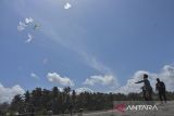 Peserta menerbangkan layang-layang saat festival sasawangan di Pantai Batu Hiu, Kabupaten Pangandaran, Jawa Barat, Kamis (26/6/2025). Festival Sasawang merupakan ajang permainan layang-layang tradisional bagi masyarakat pesisir pantai Selatan yang diikuti 35 peserta dari Pangandaran, Cilacap, dan Tasikmalaya untuk mempromosikan pariwisata di Pangandaran sekaligus melestarikan permainan layang-layang. ANTARA FOTO/Adeng Bustomi/agr