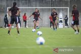 Pesepak bola Timnas Putri Indonesia Claudia Scheunemann (kedua kiri) mengoper bola saat sesi latihan di Dewa United Arena, Kabupaten Tangerang, Banten, Rabu (25/6/2025). Latihan tersebut sebagai persiapan menjelang laga kualifikasi Piala Asia Wanita 2026 yang akan diselenggarakan pada Minggu (29/6) di Stadion Indomilk Arena. ANTARA FOTO/Putra M. Akbar/gp