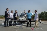 Utusan Khusus Presiden Bidang Pembinaan Generasi Muda dan Pekerja Seni Raffi Ahmad (kanan) bersama Ketua Umum Ikatan Motor Indonesia Bambang Soesatyo (kedua kanan), Direktur Kelaikudaraan dan Pengoperasian Pesawat Udara Kementerian Perhubungan Sokhib Al Rohman (kedua kiri), Executive Chairman Prestige Aviation Rudy Salim (tengah) dan Chief Financial Officer EHang Conor (kiri) berbincang saat uji terbang berpenumpang EHang 216 S di PIK 2, Kabupaten Tangerang, Banten, Rabu (25/6/2025). Kendaraan taksi udara tanpa awak kemudi dengan menggunakan tenaga baterai listrik tersebut mampu menempuh jarak terbang hingga 30 kilometer, waktu terbang 18-25 menit, serta kecepatan maksimal mencapai 130 km/jam yang regulasinya pengoperasiannya sedang dalam proses penerbitan oleh Kementerian Perhubungan agar bisa terbang legal di Indonesia. ANTARA FOTO/Putra M. Akbar/gp