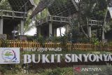 Pekerja menyelesaikan pembuatan gazebo di Desa Wisata Bandung Bukit Sinyonya, Pandeglang, Banten, Kamis (26/6/2025). Kementerian Keuangan telah menyalurkan Dana Desa senilai Rp37,38 triliun atau setara dengan 46,38 persen dari total alokasi tahun ini sebesar Rp69 triliun untuk 75.259 desa di 37 provinsi per 19 Juni 2025 yang bertujuan untuk melindungi dan memberdayakan desa agar menjadi kuat, maju, mandiri, serta demokratis. ANTARA FOTO/Angga Budhiyanto/gp