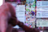 Peserta mengamati data info grafis saat konferensi pers BRUIN tentang sensus sampah plastik di Surabaya, Jawa Timur, Kamis (26/6/2025). Badan Riset Urusan Sungai Nusantara (BRUIN) menggelar kegiatan itu dengan menyampaikan hasil riset Sensus Sampah Plastik yang dilakukan di Indonesia selama tiga tahun (2022â2024) yang melibatkan 156 mitra serta 976 relawan serta mengumpulkan 76.899 sampah plastik dari 92 titik lokasi yang tersebar di 49 kabupaten/kota di 30 provinsi. Hasil dari sensus itu dibukukan dengan judul SENSUS SAMPAH PLASTIK: MENGUNGKAP FAKTA, MENGGERAKKAN AKSI. ANTARA Jatim/Didik Suhartono/mas.