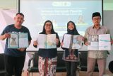 Aktivis lingkungan, peneliti senior, dan founder ECOTON Foundation Prigi Arisandi (kanan) bersama Koordinator Riset Sensus Sampah Plastik BRUIN Muhammad Kholid Basyaiban (kiri) bersama Kepala Departemen Teknik Llngkungan ITS Dr. Susi Agustina Wilujeng , ST., MT  (kedua kiri) dan River Warrior Indonesia Youth Activist of Break Free From Plastic Aeshnina Azzahra Aqilani menunjukkan buku saat konferensi pers BRUIN tentang sensus sampah plastik di Surabaya, Jawa Timur, Kamis (26/6/2025). Badan Riset Urusan Sungai Nusantara (BRUIN) menggelar kegiatan itu dengan menyampaikan hasil riset Sensus Sampah Plastik yang dilakukan di Indonesia selama tiga tahun (2022â2024) yang melibatkan 156 mitra serta 976 relawan serta mengumpulkan 76.899 sampah plastik dari 92 titik lokasi yang tersebar di 49 kabupaten/kota di 30 provinsi. Hasil dari sensus itu dibukukan dengan judul SENSUS SAMPAH PLASTIK: MENGUNGKAP FAKTA, MENGGERAKKAN AKSI. ANTARA Jatim/Didik Suhartono/mas.