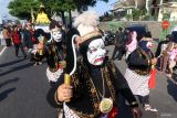 Sejumlah peserta mengenakan kostum wayang orang saat kirab budaya menyambut Tahu Baru Hijriah di Kota Kediri, Jawa Timur, Kamis (26/6/2025). Kirab budaya yang diikuti 46 kelurahan se-Kota Kediri tersebut sebagai perwujudan rasa syukur atas datangnya Tahun Baru Islam 1447 Hijriah sekaligus mempererat kerukunan masyarakat. ANTARA Jatim/Prasetia Fauzani/mas.