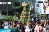 Warga mengarak gunungan saat kirab budaya menyambut Tahu Baru Hijriah di Kota Kediri, Jawa Timur, Kamis (26/6/2025). Kirab budaya yang diikuti 46 kelurahan se-Kota Kediri tersebut sebagai perwujudan rasa syukur atas datangnya Tahun Baru Islam 1447 Hijriah sekaligus mempererat kerukunan masyarakat. ANTARA Jatim/Prasetia Fauzani/mas.