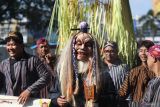Seorang peserta mengenakan kostum unik saat kirab budaya menyambut Tahu Baru Hijriah di Kota Kediri, Jawa Timur, Kamis (26/6/2025). Kirab budaya yang diikuti 46 kelurahan se-Kota Kediri tersebut sebagai perwujudan rasa syukur atas datangnya Tahun Baru Islam 1447 Hijriah sekaligus mempererat kerukunan masyarakat. ANTARA Jatim/Prasetia Fauzani/mas.