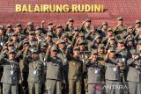 Wakil Menteri Dalam Negeri Bima Arya Sugiarto (tengah) berfoto bersama 86 peserta kepala daerah pada retret gelombang kedua sebelum upacara penutupan di Kampus IPDN, Jatinangor, Kabupaten Sumedang, Jawa Barat, Kamis (26/6/2025). Retret gelombang kedua yang diikuti oleh 86 kepala daerah tersebut telah resmi ditutup setelah menerima pematerian terkait penguatan kebangsaan, kebijakan keuangan, pertumbuhan ekonomi, program strategis nasional dan pelayanan kesehatan selama empat hari. ANTARA FOTO/Raisan Al Farisi/agr
