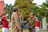 Wakil Menteri Dalam Negeri Bima Arya Sugiarto memberikan sertifikat kepada perwakilan kepala daerah saat upacara penutupan retret kepala daerah gelombang kedua di Kampus IPDN, Jatinangor, Kabupaten Sumedang, Jawa Barat, Kamis (26/6/2025). Retret gelombang kedua yang diikuti oleh 86 kepala daerah tersebut telah resmi ditutup setelah menerima pematerian terkait penguatan kebangsaan, kebijakan keuangan, pertumbuhan ekonomi, program strategis nasional dan pelayanan kesehatan selama empat hari. ANTARA FOTO/Raisan Al Farisi/agr

