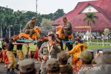 Gubernur Provinsi Bali I Wayan Koster (kiri) bersama Gubernur Provinsi Bangka Belitung Hidayat Arsani (kanan) menaiki sisingaan saat upacara penutupan retret kepala daerah gelombang kedua di Kampus IPDN, Jatinangor, Kabupaten Sumedang, Jawa Barat, Kamis (26/6/2025). Retret gelombang kedua yang diikuti oleh 86 kepala daerah tersebut telah resmi ditutup setelah menerima pematerian terkait penguatan kebangsaan, kebijakan keuangan, pertumbuhan ekonomi, program strategis nasional dan pelayanan kesehatan selama empat hari. ANTARA FOTO/Raisan Al Farisi/agr

