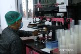Pekerja mencetak logo pada gelas kemasan minuman UMKM di Rumah Kemasan Pontianak saat peresmian di Pasar Kemuning, Pontianak, Kalimantan Barat, Senin (23/6/2025). Rumah Kemasan adalah layanan Pemerintah Kota Pontianak melalui Dinas Koperasi, Usaha Mikro, dan Perdagangan (DKUMP) yang diperuntukkan bagi UMKM setempat yang membutuhkan konsultasi desain produk dan jasa pengemasan secara gratis guna meningkatkan daya saing produk lokal. ANTARA FOTO/Jessica Wuysang
