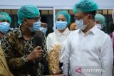Wali Kota Pontianak Edi Rusdi Kamtono (kanan) menyimak penjelasan dari petugas tentang kemasan produk di Rumah Kemasan Pontianak saat peresmian di Pasar Kemuning, Pontianak, Kalimantan Barat, Senin (23/6/2025). Rumah Kemasan adalah layanan Pemerintah Kota Pontianak melalui Dinas Koperasi, Usaha Mikro, dan Perdagangan (DKUMP) yang diperuntukkan bagi UMKM setempat yang membutuhkan konsultasi desain produk dan jasa pengemasan secara gratis guna meningkatkan daya saing produk lokal. ANTARA FOTO/Jessica Wuysang