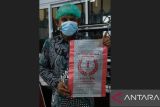 Pekerja memperlihatkan hasil sablon pada karung kemasan beras produksi UMKM di Rumah Kemasan Pontianak, Kalimantan Barat, Senin (23/6/2025). Rumah Kemasan merupakan layanan Pemerintah Kota Pontianak melalui Dinas Koperasi, Usaha Mikro, dan Perdagangan (DKUMP) yang diperuntukkan bagi UMKM setempat yang membutuhkan konsultasi desain produk dan jasa pengemasan secara gratis guna meningkatkan daya saing produk lokal. ANTARA FOTO/Jessica Wuysang