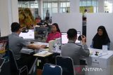 Petugas Kantor Imigrasi Kelas I TPI Pontianak merekam data pemohon paspor di Pontianak, Kalimantan Barat, Selasa (24/6/2025). Kantor Imigrasi Kelas I TPI Pontianak mencatat telah menerbitkan 14.407 buku paspor sepanjang Januari hingga Mei 2025, seiring meningkatnya permintaan dokumen perjalanan untuk keperluan ibadah, wisata, pengobatan, pendidikan dan pekerjaan di luar negeri. ANTARA FOTO/Jessica Wuysang