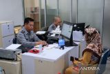 Petugas Kantor Imigrasi Kelas I TPI Pontianak memverifikasi data pemohon paspor di Pontianak, Kalimantan Barat, Selasa (24/6/2025). Kantor Imigrasi Kelas I TPI Pontianak mencatat telah menerbitkan 14.407 buku paspor sepanjang Januari hingga Mei 2025, seiring meningkatnya permintaan dokumen perjalanan untuk keperluan ibadah, wisata, pengobatan, pendidikan dan pekerjaan di luar negeri. ANTARA FOTO/Jessica Wuysang