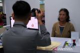 Petugas Kantor Imigrasi Kelas I TPI Pontianak merekam data pemohon paspor di Pontianak, Kalimantan Barat, Selasa (24/6/2025). Kantor Imigrasi Kelas I TPI Pontianak mencatat telah menerbitkan 14.407 buku paspor sepanjang Januari hingga Mei 2025, seiring meningkatnya permintaan dokumen perjalanan untuk keperluan ibadah, wisata, pengobatan, pendidikan dan pekerjaan di luar negeri. ANTARA FOTO/Jessica Wuysang