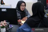 Petugas Kantor Imigrasi Kelas I TPI Pontianak menyampaikan informasi layanan kepada pemohon paspor di Pontianak, Kalimantan Barat, Selasa (24/6/2025). Kantor Imigrasi Kelas I TPI Pontianak mencatat telah menerbitkan 14.407 buku paspor sepanjang Januari hingga Mei 2025, seiring meningkatnya permintaan dokumen perjalanan untuk keperluan ibadah, wisata, pengobatan, pendidikan dan pekerjaan di luar negeri. ANTARA FOTO/Jessica Wuysang