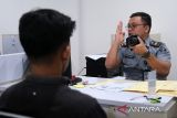 Petugas Kantor Imigrasi Kelas I TPI Pontianak merekam data pemohon paspor di Pontianak, Kalimantan Barat, Selasa (24/6/2025). Kantor Imigrasi Kelas I TPI Pontianak mencatat telah menerbitkan 14.407 buku paspor sepanjang Januari hingga Mei 2025, seiring meningkatnya permintaan dokumen perjalanan untuk keperluan ibadah, wisata, pengobatan, pendidikan dan pekerjaan di luar negeri. ANTARA FOTO/Jessica Wuysang