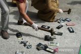 Sejumlah aparat penegak hukum menghancurkan telepon genggam hasil tindak pidana dalam kegiatan pemusnahan barang bukti di Kantor Kejaksaan Negeri Pontianak, Kalimantan Barat, Selasa (24/6/2025). Kejaksaan Negeri Pontianak memusnahkan sejumlah barang bukti berupa kosmetik dan obat herbal ilegal, senjata tajam, telepon genggam, pakaian dan narkotika dari 101 perkara yang telah berkekuatan hukum tetap (inkracht), yang mencakup tindak pidana Orang dan Harta Benda (Oharda), Tindak Pidana Umum Lainnya (TPUL), kepabeanan serta narkotika dan zat adiktif lainnya. ANTARA FOTO/Jessica Wuysang