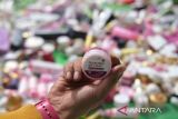 Seorang jurnalis menunjukkan barang bukti kosmetik saat kegiatan pemusnahan di Kantor Kejaksaan Negeri Pontianak, Kalimantan Barat, Selasa (24/6/2025). Kejaksaan Negeri Pontianak memusnahkan sejumlah barang bukti berupa kosmetik dan obat herbal ilegal, senjata tajam, telepon genggam, pakaian dan narkotika dari 101 perkara yang telah berkekuatan hukum tetap (inkracht), yang mencakup tindak pidana Orang dan Harta Benda (Oharda), Tindak Pidana Umum Lainnya (TPUL), kepabeanan serta narkotika dan zat adiktif lainnya. ANTARA FOTO/Jessica Wuysang