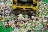 Sebuah alat berat menghancurkan ribuan barang bukti kosmetik saat acara pemusnahan di halaman Kantor Kejaksaan Negeri (Kejari) Pontianak, Kalimantan Barat, Selasa (24/6/2025). Kejaksaan Negeri Pontianak memusnahkan sejumlah barang bukti berupa senjata tajam, telepon genggam, kosmetik dan narkotika dari 101 perkara yang telah berkekuatan hukum tetap (inkracht), yang mencakup tindak pidana Orang dan Harta Benda (Oharda), Tindak Pidana Umum Lainnya (TPUL), kepabeanan serta narkotika dan zat adiktif lainnya. ANTARA FOTO/Jessica Wuysang