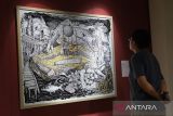 Pengunjung melihat karya lukis yang dipajang pada Pameran Art Borneo:Bala Dingan di Gedung Dekranasda Kalbar di Pontianak, Kalimantan Barat, Selasa (24/6/2025). Pameran yang diselenggarakan oleh kolektif seni Susur Galur serta melibatkan 32 seniman dari Indonesia, Malaysia dan Brunei Darussalam tersebut menampilkan puluhan karya seni yang menyuarakan isu ekologi, identitas budaya, hingga keberlanjutan hidup masyarakat di tengah ancaman degradasi lingkungan. ANTARA FOTO/Jessica Wuysang