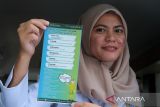 Petugas Bapenda Kota Pontianak memperlihatkan brosur informasi layanan pembayaran Pajak Bumi dan Bangunan Perdesaan dan Perkotaan (PBB-P2) di mobil layanan keliling, Kelurahan Banjar Serasan, Pontianak, Kalimantan Barat, Rabu (25/6/2025). Badan Pendapatan Daerah (Bapenda) Kota Pontianak secara rutin setiap Senin hingga Kamis menggelar layanan keliling di setiap kelurahan untuk mempermudah masyarakat dalam mengurus pembayaran, pembaruan data PBB-P2 dan konsultasi pajak. ANTARA FOTO/Jessica Wuysang