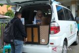 Petugas Bapenda Kota Pontianak melayani warga yang melakukan pembayaran Pajak Bumi dan Bangunan Perdesaan dan Perkotaan (PBB-P2) di mobil layanan keliling di Kelurahan Banjar Serasan, Pontianak, Kalimantan Barat, Rabu (25/6/2025). Badan Pendapatan Daerah (Bapenda) Kota Pontianak secara rutin setiap Senin hingga Kamis menggelar layanan keliling di setiap kelurahan untuk mempermudah masyarakat dalam mengurus pembayaran, pembaruan data PBB-P2 dan konsultasi pajak. ANTARA FOTO/Jessica Wuysang