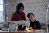 Petugas permasyarakatan mendampingi Warga Binaan saat menjahit di Lapas Perempuan Kelas IIA Pontianak, di Sungai Kakap, Kabupaten Kubu Raya, Kalimantan Barat, Kamis (26/6/2025). Lapas Perempuan Kelas IIA Pontianak membekali warga binaan dengan berbagai keterampilan seperti bertanam sayur, menjahit, memasak, membuat kue, hingga menganyam manik-manik sebagai pelatihan kerja yang dapat menjadi bekal keahlian setelah menjalani masa hukuman. ANTARA FOTO/Jessica Wuysang