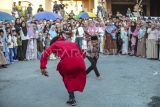 Seorang warga (kanan) dan hulubalang (kiri) memperlihatkan gerakan silat di hadapan warga saat tradisi Mengasap Negeri di Semurup, Kerinci, Jambi, Rabu (25/6/2025). Kegiatan yang dipimpin para pemangku adat dari Desa Koto Baru, Air Tenang, dan Sawahan Jaya yang membawa kemenyan dan air ramuan kembang untuk menolak bala tersebut diikuti sekitar lima ratus warga. ANTARA FOTO/Wahdi Septiawan/nz.
